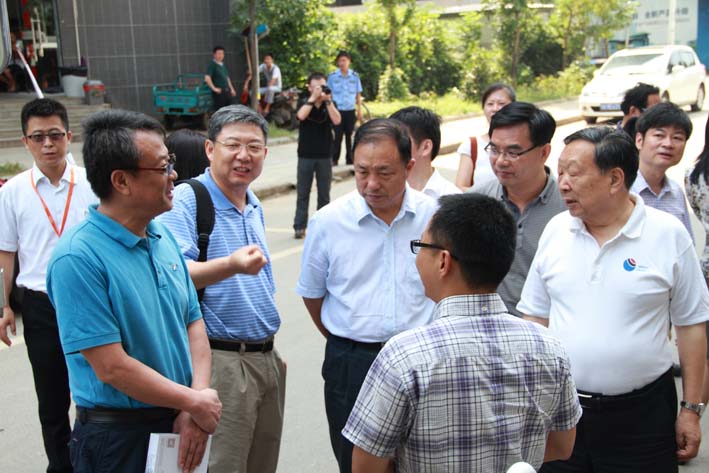 國家科學(xué)技術(shù)獎勵工作辦公室專家組專家 及武漢大學(xué)對地觀測與導(dǎo)航技術(shù)創(chuàng)新團(tuán)隊成員 與卓越科技董事長曹民先生正進(jìn)行親切地交流